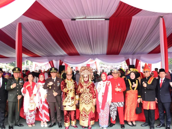 Bupati Bandung Dadang Supriatna bersama Forkopimda Kabupaten Bandung, TNI, Polri, anggota DPRD, serta berbagai elemen masyarakat pada upacara peringatan Hari Ulang Tahun ke-79 Kemerdekaan Republik Indonesia di Kabupaten Bandung berlangsung meriah di Lapangan Upakarti, Komplek Pemkab Bandung, Soreang pada Sabtu (17/8/2024). Foto Istimewa