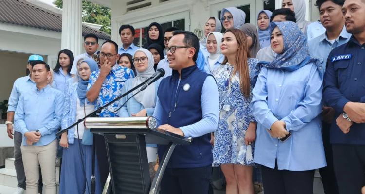 Bima Arya saat Konferensi Pers di kediamannya, Pendopo 6, Perumahan Baranangsiang Indah, Katulampa, Kota Bogor, Rabu (7/8). (Yudha Prananda / Jabar Ekspres)