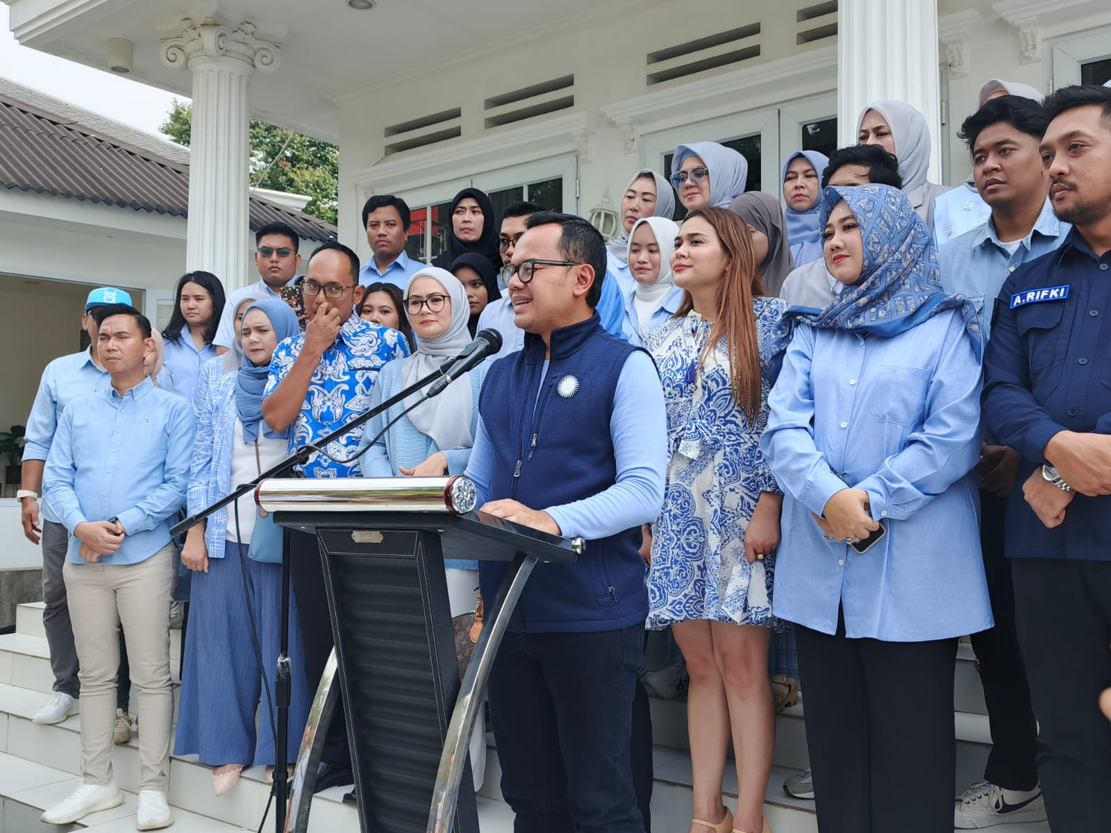 Bima Arya saat Konferensi Pers di kediamannya, Pendopo 6, Perumahan Baranangsiang Indah, Katulampa, Kota Bogor, Rabu (7/8). (Yudha Prananda / Jabar Ekspres)