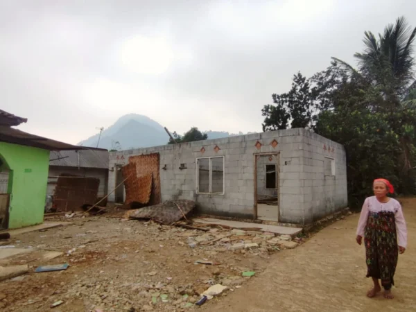 Kondisi bangunan sekolah di Kampung Mulyasari, Desa Sukamulya, Kecamatan Sukamakmur, Kabupaten Bogor pasca ambruk setahun yang lalu dan belum tuntas dibangun. (Yudha Prananda / Jabar Ekspres)