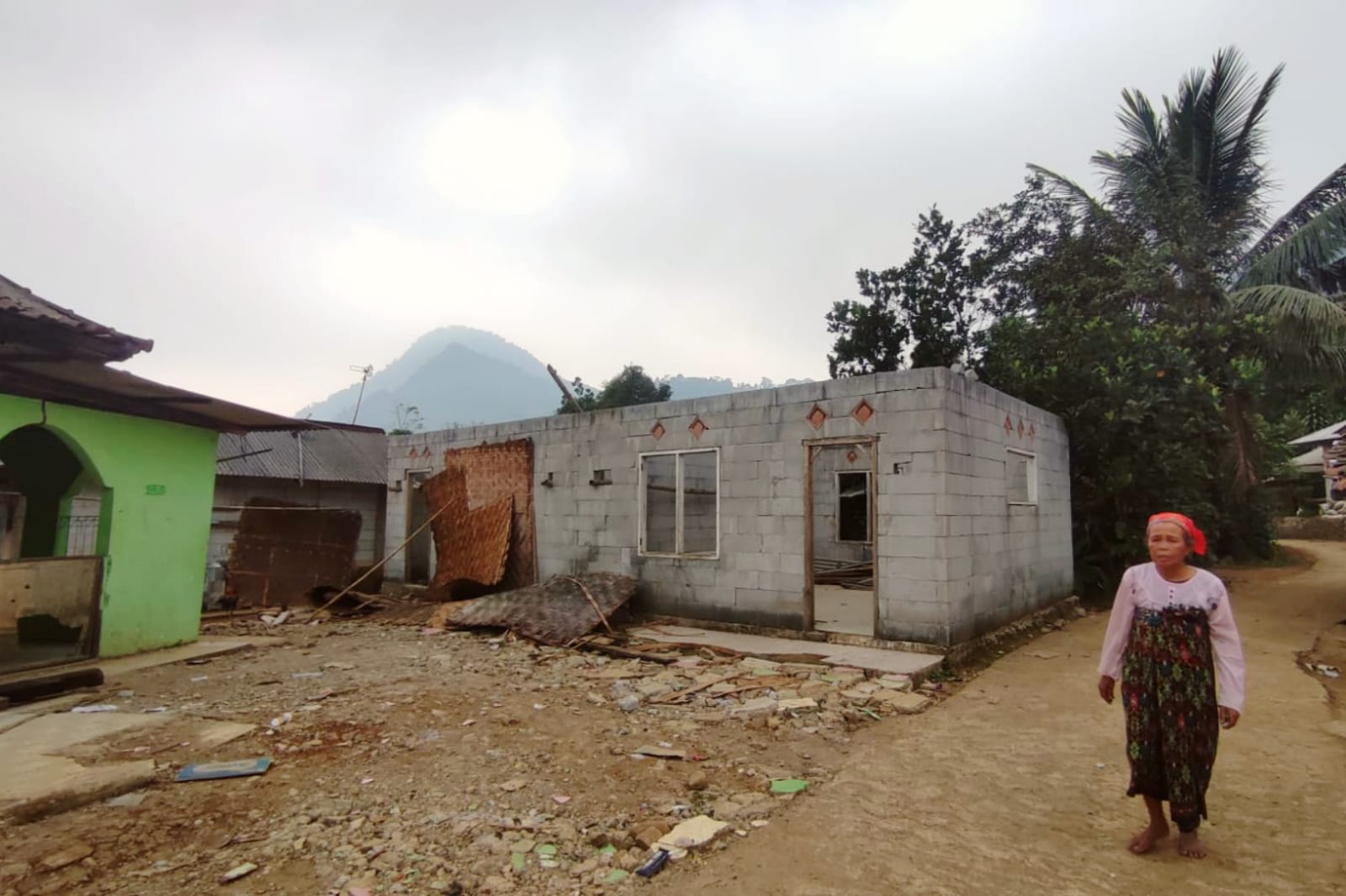 Kondisi bangunan sekolah di Kampung Mulyasari, Desa Sukamulya, Kecamatan Sukamakmur, Kabupaten Bogor pasca ambruk setahun yang lalu dan belum tuntas dibangun. (Yudha Prananda / Jabar Ekspres)