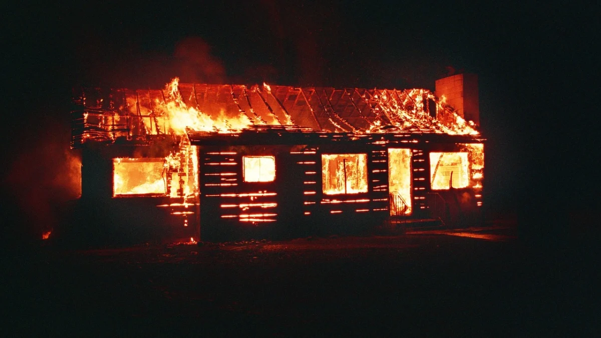 Ilustrasi: Sebuah rumah warga di Kampung Kreteg, Kelurahan Padasuka, Ciomas, Kabupaten Bogor terbakar pada Kamis (22/8/2024). (Pixabay)