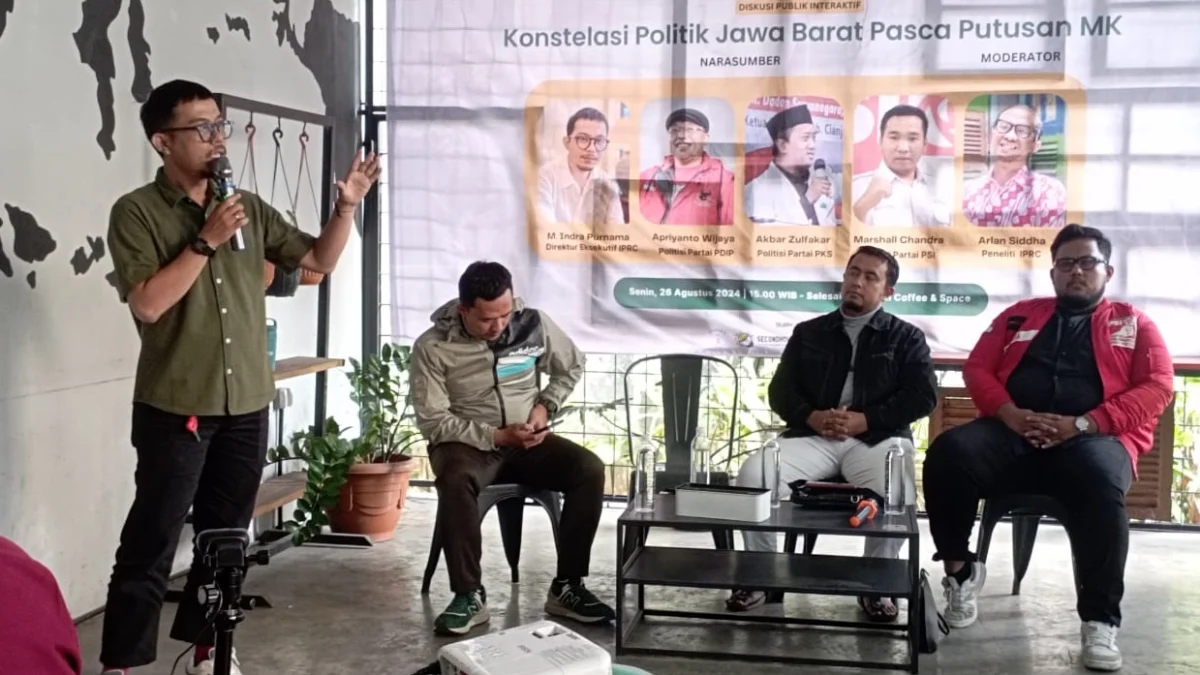 ORASI: Direktur IPRC Indra Purnama memberikan penjelasan mengenai konstelasi politik di Jabar pasca putusan MK saat diskusi publik di kawasan Jalan Merdeka, Kota Bandung, Senin (26/8).