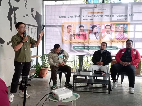 ORASI: Direktur IPRC Indra Purnama memberikan penjelasan mengenai konstelasi politik di Jabar pasca putusan MK saat diskusi publik di kawasan Jalan Merdeka, Kota Bandung, Senin (26/8).