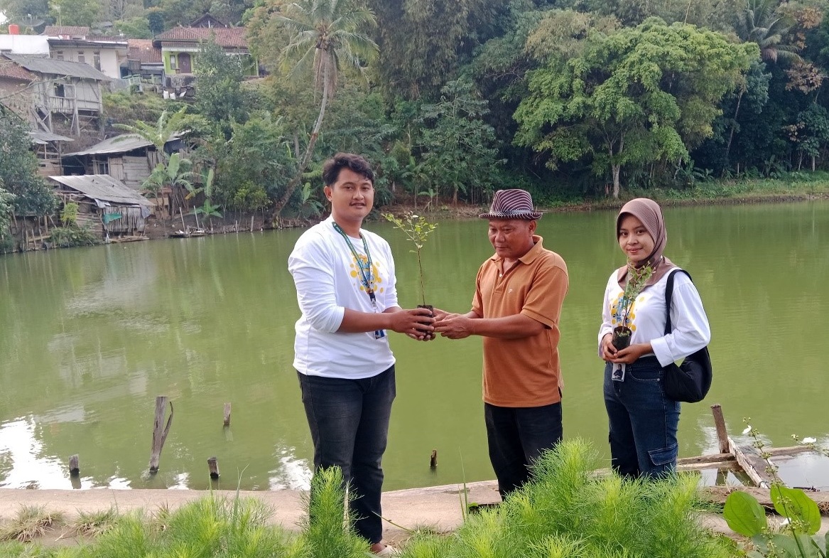 Mahasiswa KKN Tematik Universitas Majalengka saat mendistribusikan 4.000 bibit pohon ke Desa Sukasari Kidul dan Kelompok Tani.