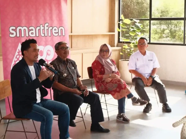 Sambut HUT Kemerdekaan RI, Teman UMKM Smartfren Ajak Usaha Lokal di Bandung Barat Go Digital