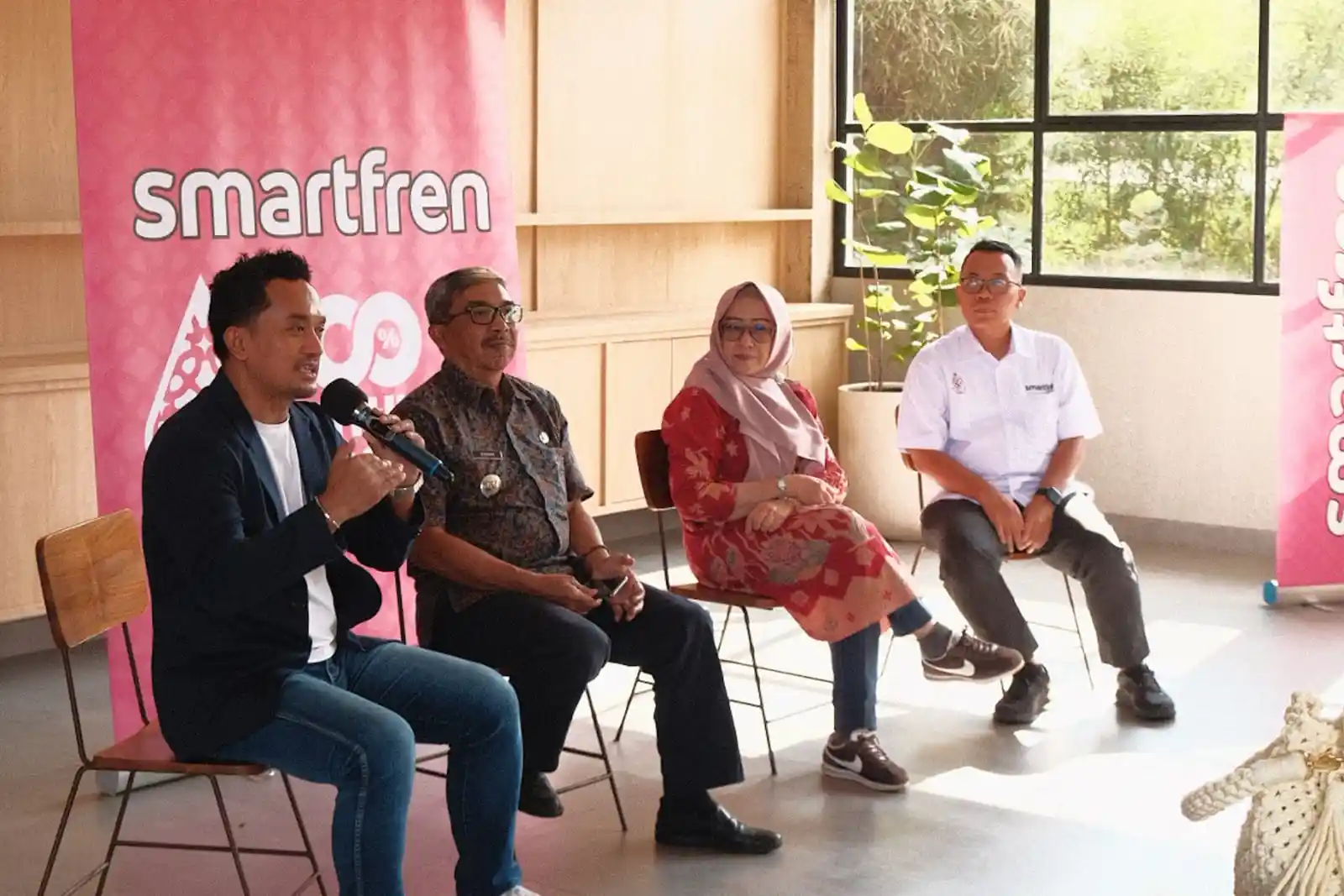 Sambut HUT Kemerdekaan RI, Teman UMKM Smartfren Ajak Usaha Lokal di Bandung Barat Go Digital