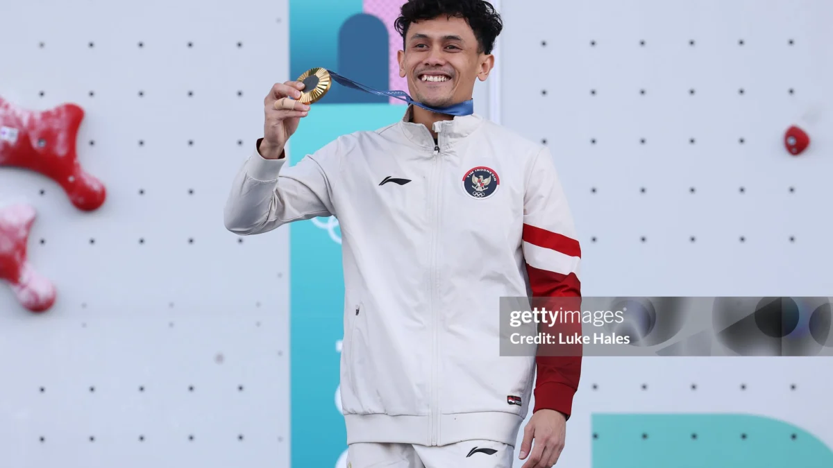 Peraih medali emas Veddriq Leonardo dari Tim Indonesia merayakan kemenangan di podium selama upacara penyerahan medali Panjat Tebing setelah Final Besar Kecepatan Putra pada Hari Ketiga Belas Olimpiade Paris 2024 di Le Bourget Sport Climbing Venue pada 08 Agustus 2024 di Paris, Prancis. (Foto oleh Luke Hales/Getty Images)