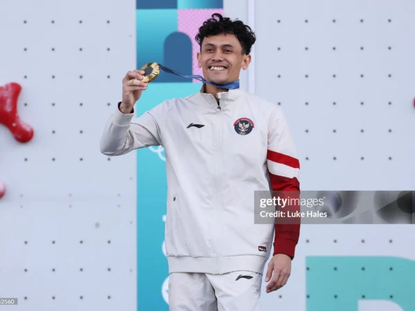 Peraih medali emas Veddriq Leonardo dari Tim Indonesia merayakan kemenangan di podium selama upacara penyerahan medali Panjat Tebing setelah Final Besar Kecepatan Putra pada Hari Ketiga Belas Olimpiade Paris 2024 di Le Bourget Sport Climbing Venue pada 08 Agustus 2024 di Paris, Prancis. (Foto oleh Luke Hales/Getty Images)