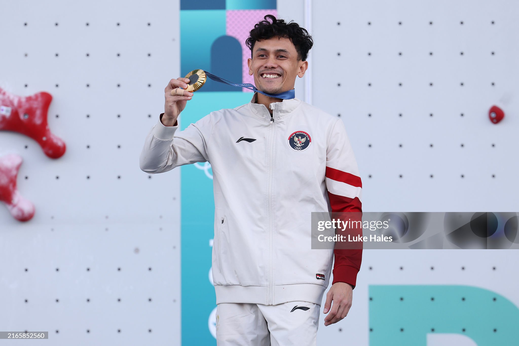 Peraih medali emas Veddriq Leonardo dari Tim Indonesia merayakan kemenangan di podium selama upacara penyerahan medali Panjat Tebing setelah Final Besar Kecepatan Putra pada Hari Ketiga Belas Olimpiade Paris 2024 di Le Bourget Sport Climbing Venue pada 08 Agustus 2024 di Paris, Prancis. (Foto oleh Luke Hales/Getty Images)