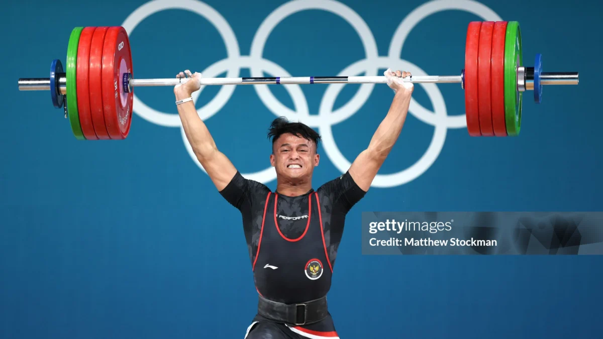 Rizki Juniansyah dari Tim Indonesia memecahkan Rekor Olimpiade 199 kg dalam angkatan clean and jerk pada cabang Angkat Berat Putra 73 kg pada hari ketiga belas Olimpiade Paris 2024 di South Paris Arena pada 08 Agustus 2024 di Paris, Prancis. (Foto oleh Matthew Stockman/Getty Images)