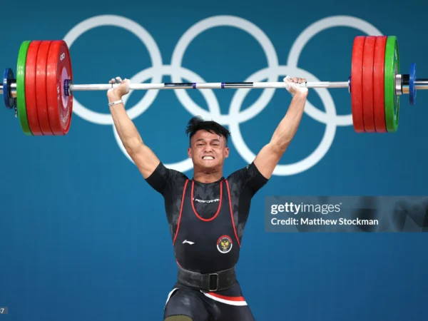 Rizki Juniansyah dari Tim Indonesia memecahkan Rekor Olimpiade 199 kg dalam angkatan clean and jerk pada cabang Angkat Berat Putra 73 kg pada hari ketiga belas Olimpiade Paris 2024 di South Paris Arena pada 08 Agustus 2024 di Paris, Prancis. (Foto oleh Matthew Stockman/Getty Images)