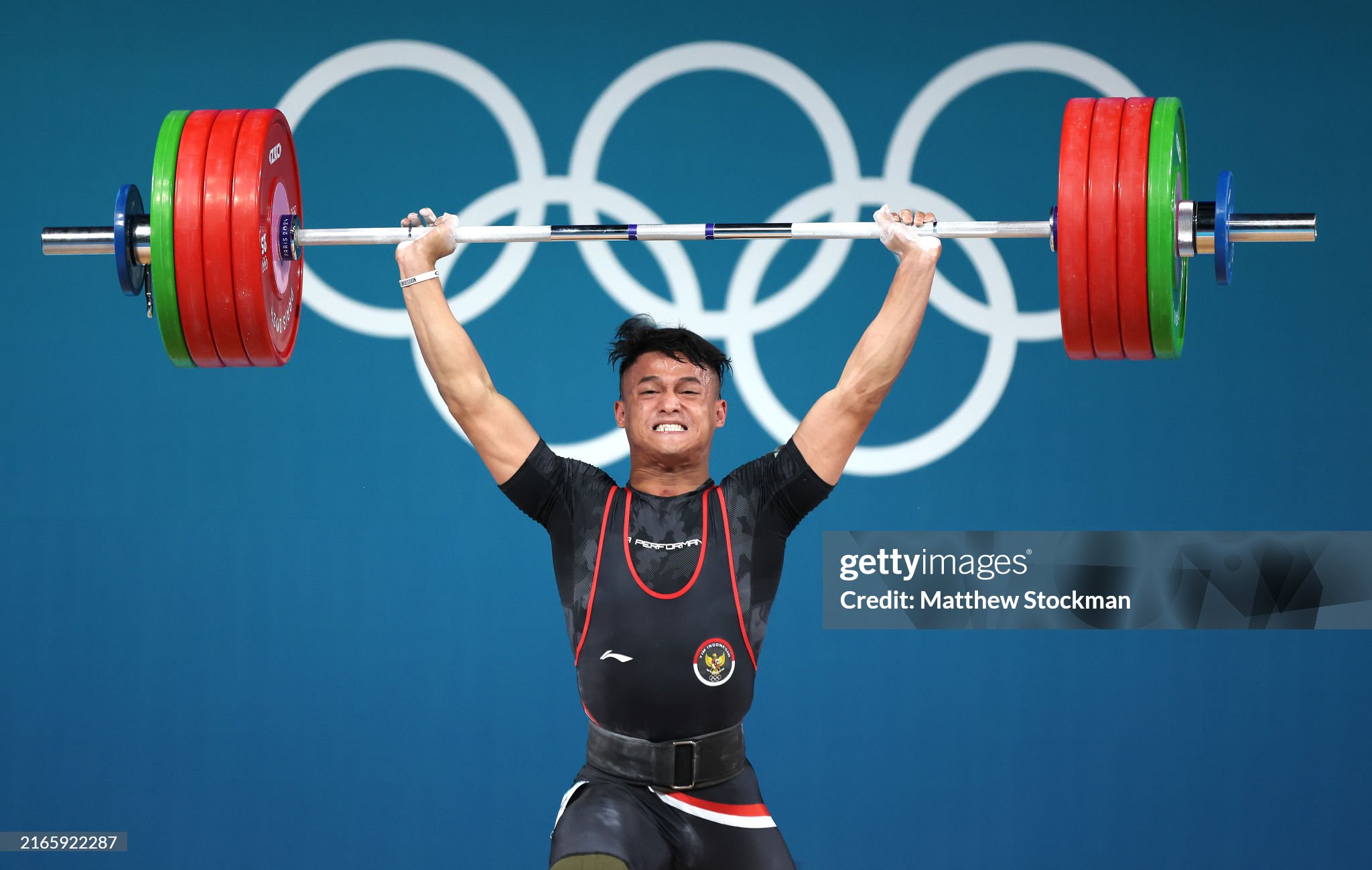 Rizki Juniansyah dari Tim Indonesia memecahkan Rekor Olimpiade 199 kg dalam angkatan clean and jerk pada cabang Angkat Berat Putra 73 kg pada hari ketiga belas Olimpiade Paris 2024 di South Paris Arena pada 08 Agustus 2024 di Paris, Prancis. (Foto oleh Matthew Stockman/Getty Images)