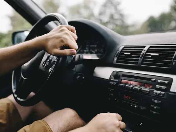 11 Kesalahan Umum yang Sering Dilakukan Pemula Saat Mengemudi Mobil Manual