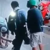 Aksi dua pencopet yang terekam kamera CCTV kepada bocah SMP di Kopo, Margahayu, Kabupaten Bandung. Foto Tangkapan Layar Instagram Infokopo