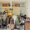 Para pengunjung tengah menikmati kuliner yang dijajakan di food court Terminal Tipe A Kota Banjar, Kamis 12 September 2024. (Cecep Herdi/Jabar Ekspres)