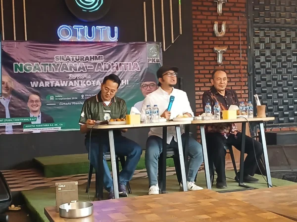 Doc. Sekretaris Wilayah (Sekwil) PKB/Anggota DPRD Jawa Barat, Acep Jamaludin bersama Pasangan Calon Wali Kota dan Wakil Wali Kota Cimahi Ngatiyana-Adhithia dalam Silaturahmi Bersama di Otutu Cafe, Leuwigajah, Cimahi Selatan (Mong)