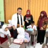 Sekda Jabar Herman Suryatman meninjau uji coba program Makan Siang Bergizi Peserta Didik Sekolah Dasar Partisipatif di SD Negeri Pamoyanan, Kabupaten Sumedang, Selasa (10/9/2024).(Foto: Biro Adpim Jabar)