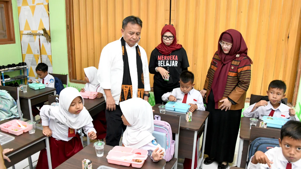 Sekda Jabar Herman Suryatman meninjau uji coba program Makan Siang Bergizi Peserta Didik Sekolah Dasar Partisipatif di SD Negeri Pamoyanan, Kabupaten Sumedang, Selasa (10/9/2024).(Foto: Biro Adpim Jabar)