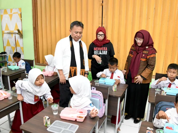 Sekda Jabar Herman Suryatman meninjau uji coba program Makan Siang Bergizi Peserta Didik Sekolah Dasar Partisipatif di SD Negeri Pamoyanan, Kabupaten Sumedang, Selasa (10/9/2024).(Foto: Biro Adpim Jabar)