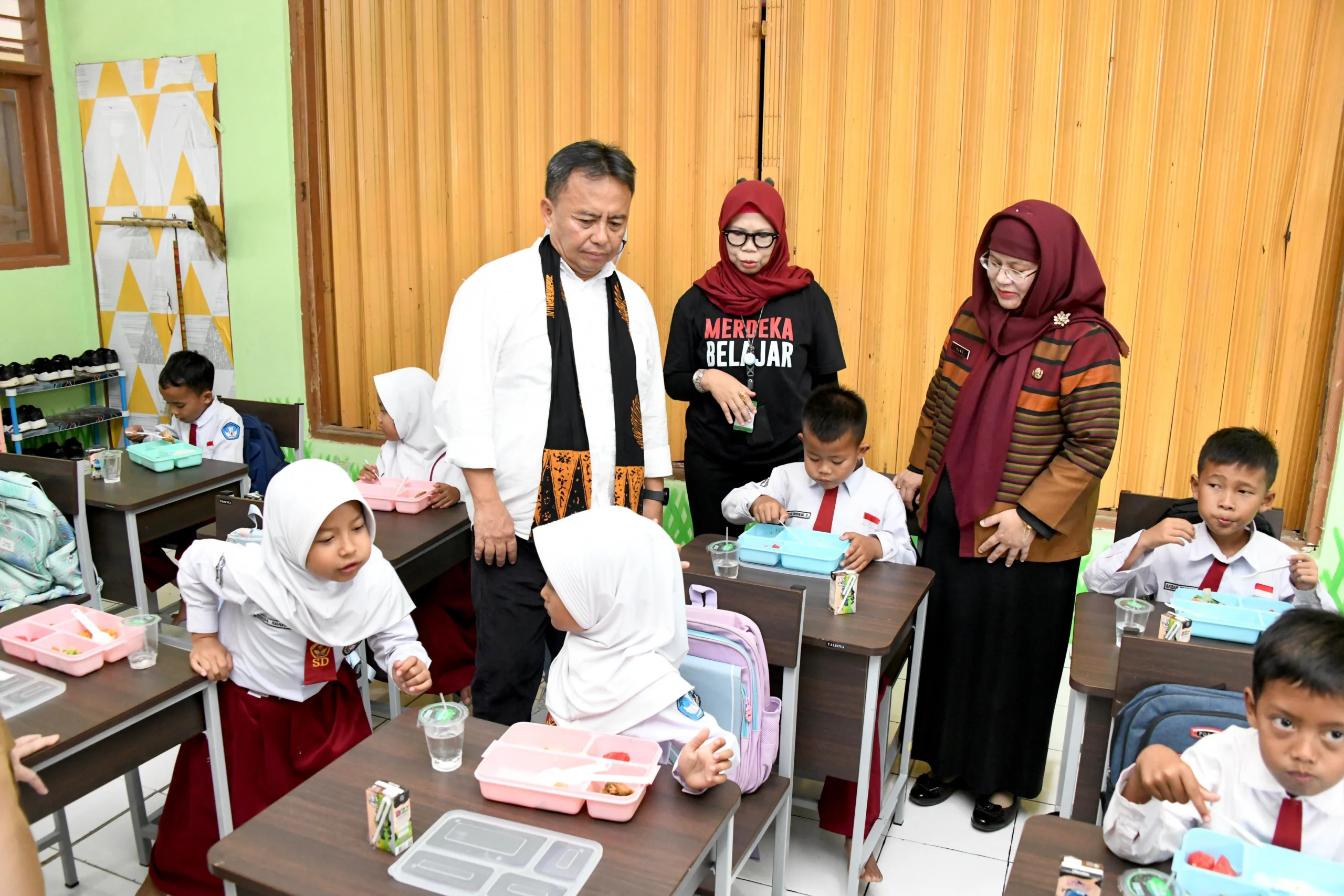 Sekda Jabar Herman Suryatman meninjau uji coba program Makan Siang Bergizi Peserta Didik Sekolah Dasar Partisipatif di SD Negeri Pamoyanan, Kabupaten Sumedang, Selasa (10/9/2024).(Foto: Biro Adpim Jabar)