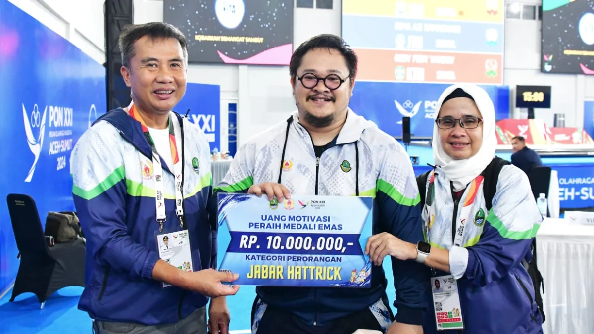 Pj Gubernur Jawa Barat Bey Machmudin menyaksikan pertandingan angkat besi kelas 109 kg atlet Jabar Imam Jamaludin di GOR Seuramoe, Banda Aceh, Aceh, Selasa (10/9/2024).(Foto:  Yogi Prayoga/Biro Adpim Jabar)