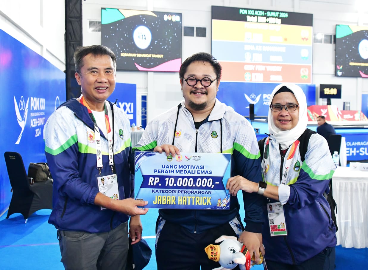 Pj Gubernur Jawa Barat Bey Machmudin menyaksikan pertandingan angkat besi kelas 109 kg atlet Jabar Imam Jamaludin di GOR Seuramoe, Banda Aceh, Aceh, Selasa (10/9/2024).(Foto:  Yogi Prayoga/Biro Adpim Jabar)