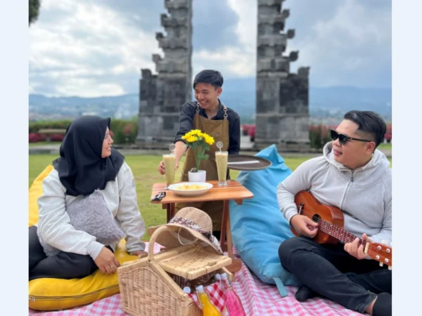 Keseruan piknik dengan view Gunung Tangkuban Perahu di Sky Garden Creatice Cafe di Green Forest Resort & Wedding by Horison.