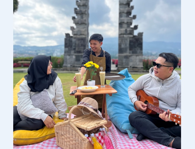 Keseruan piknik dengan view Gunung Tangkuban Perahu di Sky Garden Creatice Cafe di Green Forest Resort & Wedding by Horison.