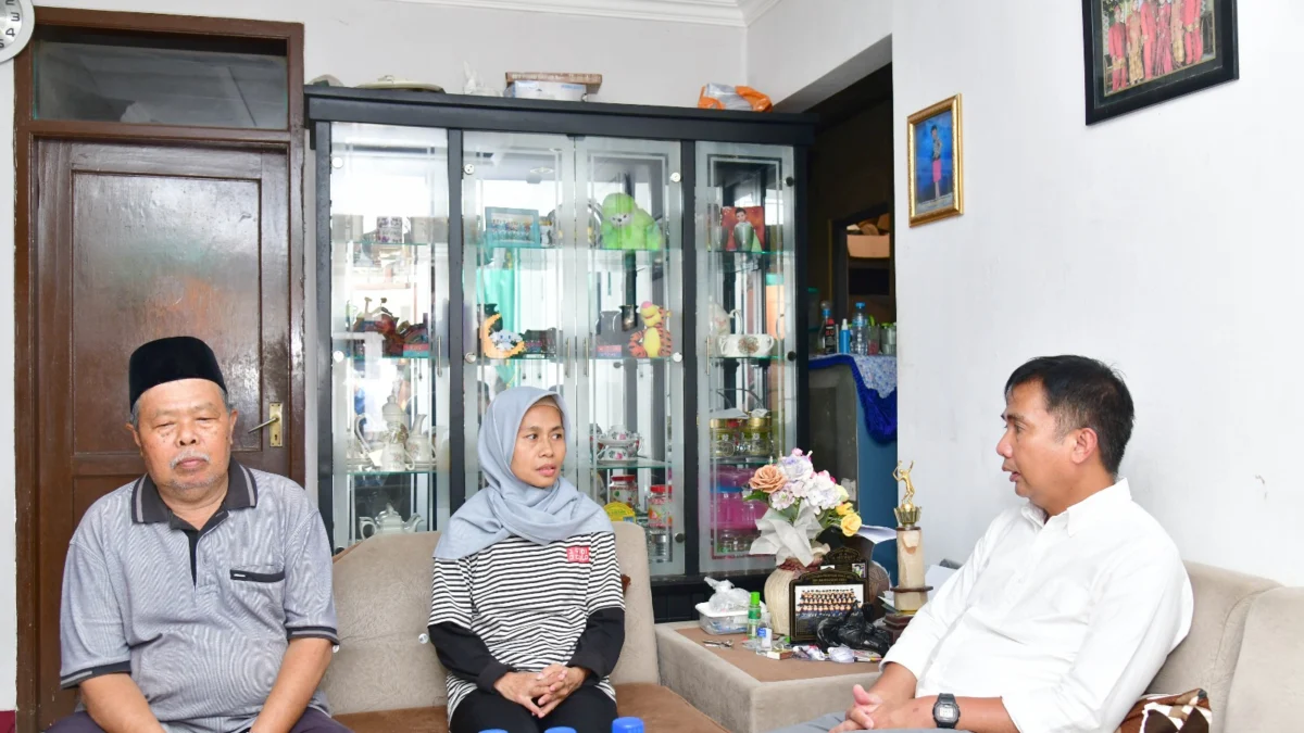 Penjabat Gubernur Jabar Bey Machmudin takziah ke rumah duka salah satu korban TPPO di Parungseah, Kecamatan Sukabumi, Kabupaten Sukabumi, Selasa (17/9/2024).(Foto: Yogi Prayoga/Biro Adpim Jabar)