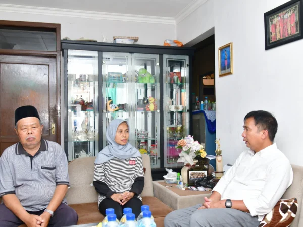 Penjabat Gubernur Jabar Bey Machmudin takziah ke rumah duka salah satu korban TPPO di Parungseah, Kecamatan Sukabumi, Kabupaten Sukabumi, Selasa (17/9/2024).(Foto: Yogi Prayoga/Biro Adpim Jabar)