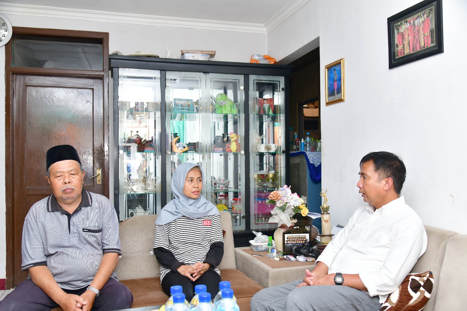 Penjabat Gubernur Jabar Bey Machmudin takziah ke rumah duka salah satu korban TPPO di Parungseah, Kecamatan Sukabumi, Kabupaten Sukabumi, Selasa (17/9/2024).(Foto: Yogi Prayoga/Biro Adpim Jabar)