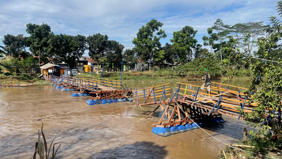 Jembatan Terapung Cijeruk yang menghubungkan dua Kecamatan Bojongsoang dan Baleendah roboh akibat derasnya debit air Sungai Citarum. Foto Agi Jabar Ekspres