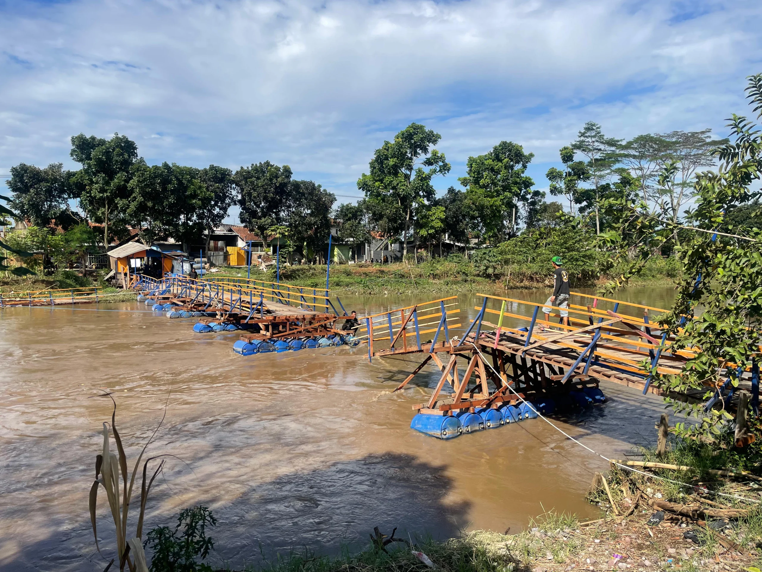 Jembatan Terapung Cijeruk yang menghubungkan dua Kecamatan Bojongsoang dan Baleendah roboh akibat derasnya debit air Sungai Citarum. Foto Agi Jabar Ekspres