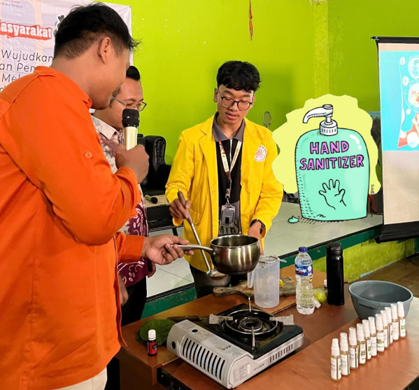 Proses Pembuatan Hand Sanitizer (Foto: Mahasiswa KKN Universitas Bhakti Kencana Kelompok 21)