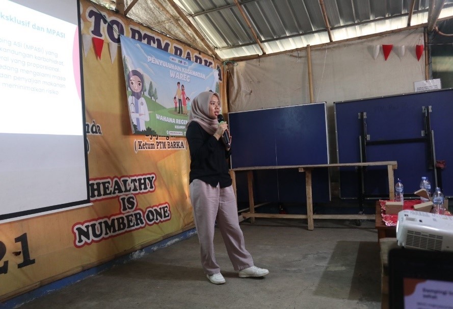 Pematerian Program ”Sekolah Orang Tua” (Foto: Mahasiswa KKN Universitas Bhakti Kencana Kelompok 12)