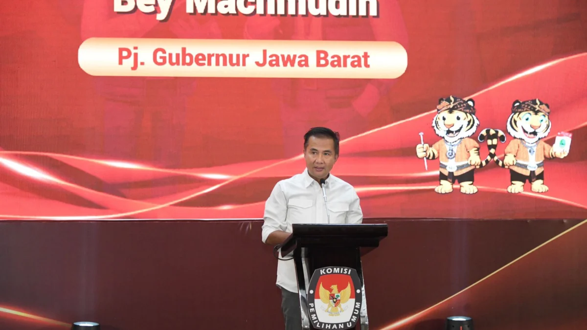 Caption Pj Gubernur Jabar Bey Machmudin Menghadiri Rapat Pleno Terbuka Rekapitulasi Daftar Pemilih Tetap (DPT) Pemilihan Gubernur dan Wakil Gubernur Tahun 2024 Tingkat Provinsi Jawa Barat di Holiday Inn Bandung Pasteur, Kota Bandung, Minggu (22/9/2024) (RizalFS/Dokpim Jabar)