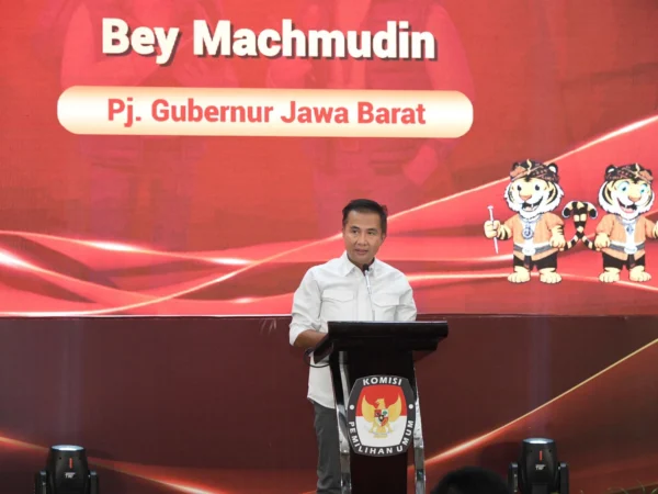 Caption Pj Gubernur Jabar Bey Machmudin Menghadiri Rapat Pleno Terbuka Rekapitulasi Daftar Pemilih Tetap (DPT) Pemilihan Gubernur dan Wakil Gubernur Tahun 2024 Tingkat Provinsi Jawa Barat di Holiday Inn Bandung Pasteur, Kota Bandung, Minggu (22/9/2024) (RizalFS/Dokpim Jabar)