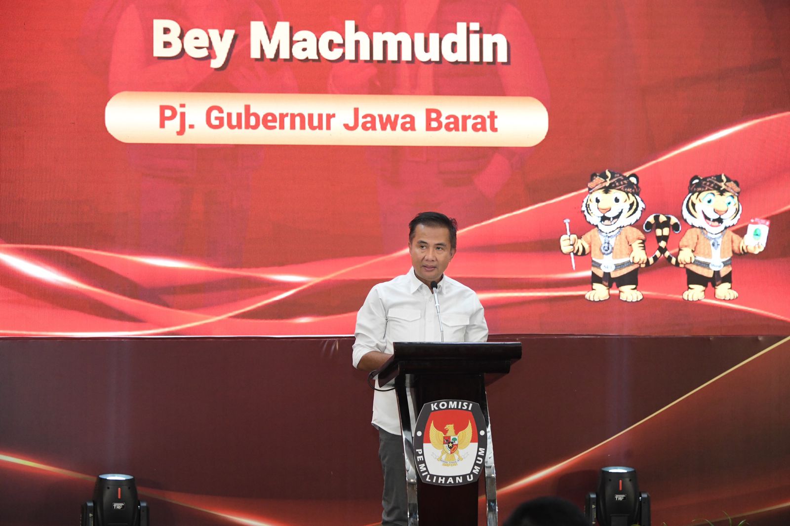 Caption Pj Gubernur Jabar Bey Machmudin Menghadiri Rapat Pleno Terbuka Rekapitulasi Daftar Pemilih Tetap (DPT) Pemilihan Gubernur dan Wakil Gubernur Tahun 2024 Tingkat Provinsi Jawa Barat di Holiday Inn Bandung Pasteur, Kota Bandung, Minggu (22/9/2024) (RizalFS/Dokpim Jabar)