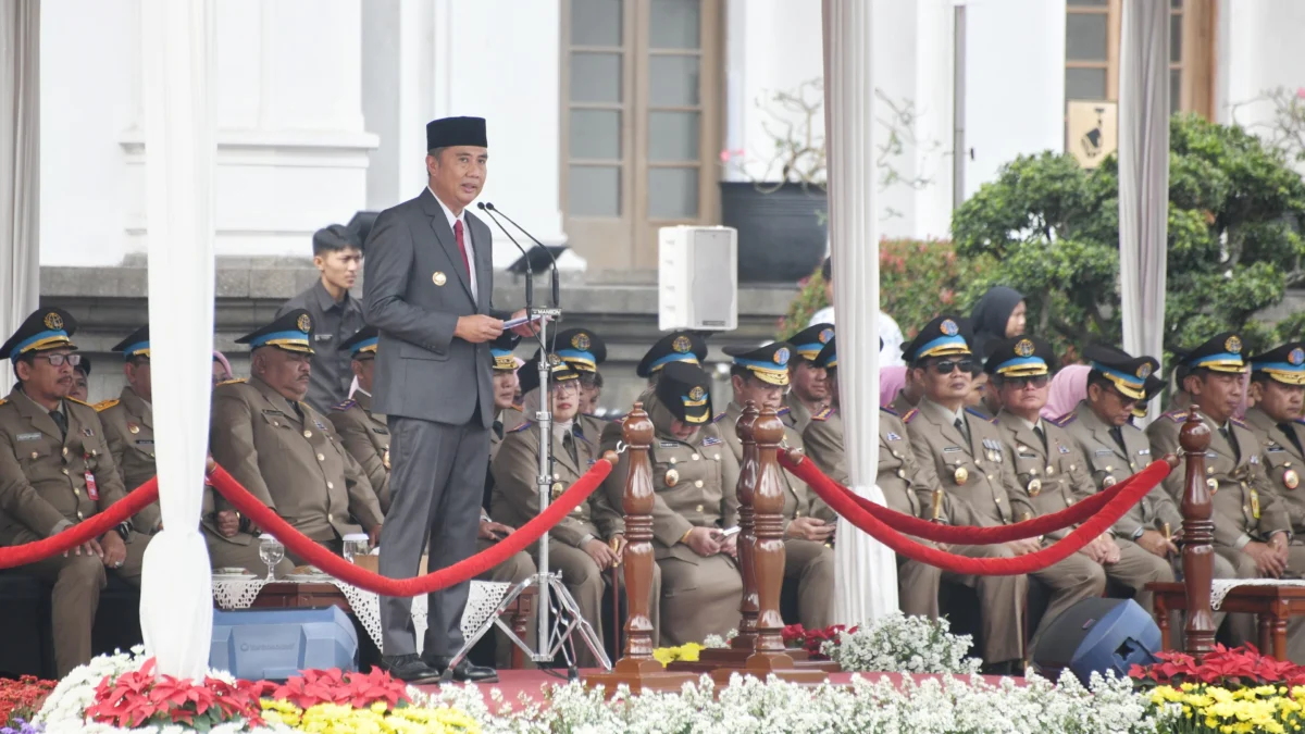 Penjabat Gubernur Jawa Barat Bey Machmudin menjadi Inspektur Upacara pada Peringatan Hari Agraria dan Tata Ruang (Hantaru) Tahun 2024 Tingkat Provinsi Jawa Barat di halaman depan Gedung Sate Bandung, Selasa (24/9/2024).