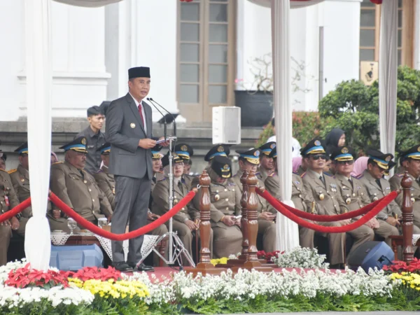 Penjabat Gubernur Jawa Barat Bey Machmudin menjadi Inspektur Upacara pada Peringatan Hari Agraria dan Tata Ruang (Hantaru) Tahun 2024 Tingkat Provinsi Jawa Barat di halaman depan Gedung Sate Bandung, Selasa (24/9/2024).