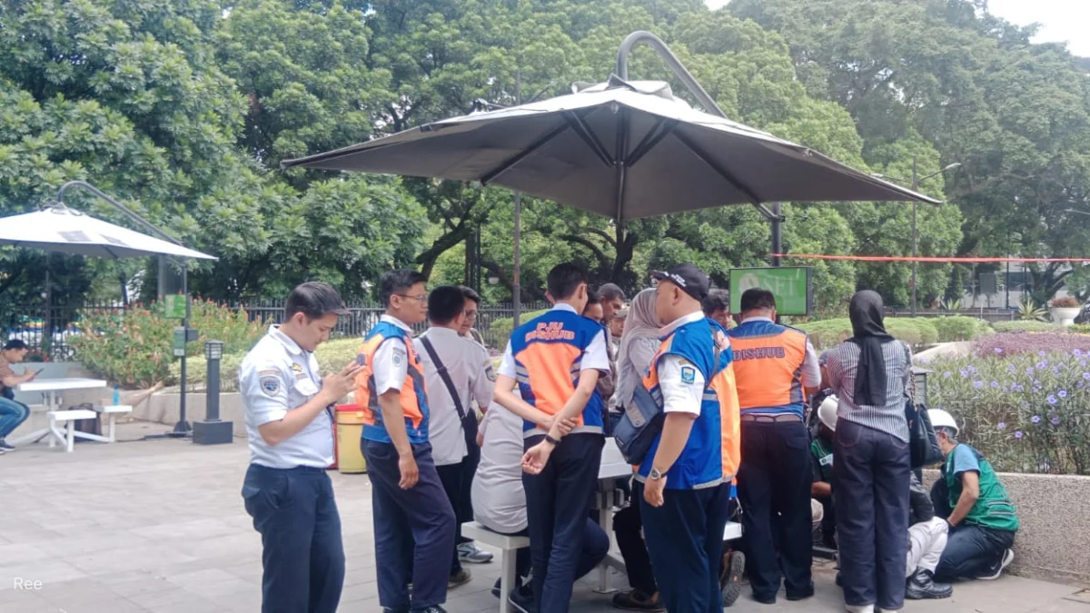 Sesi pelatihan pemeliharaan saung tenaga surya oleh PT LEN Industri dan PT SEI untuk teknisi DPKP di Alun-alun Kota Bandung, kamis (26/9)