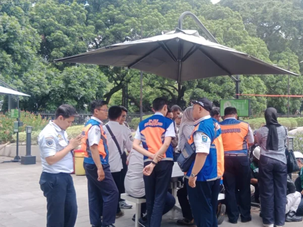 Sesi pelatihan pemeliharaan saung tenaga surya oleh PT LEN Industri dan PT SEI untuk teknisi DPKP di Alun-alun Kota Bandung, kamis (26/9)