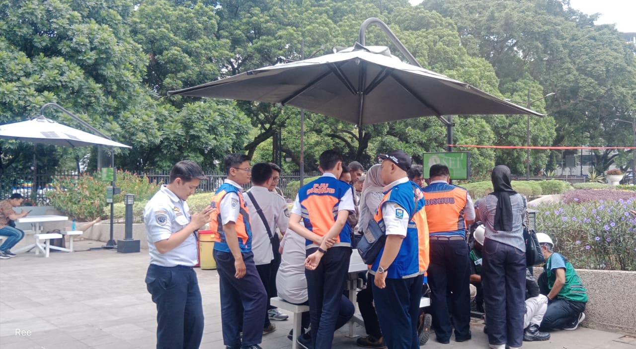 Sesi pelatihan pemeliharaan saung tenaga surya oleh PT LEN Industri dan PT SEI untuk teknisi DPKP di Alun-alun Kota Bandung, kamis (26/9)