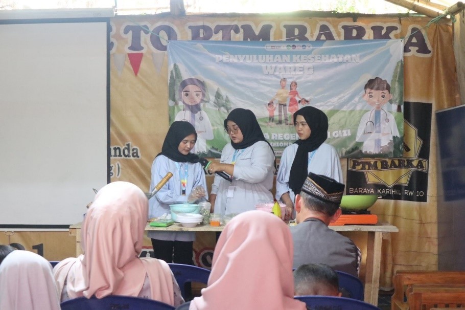 Demonstrasi Pembuatan Makanan (Foto: Mahasiswa KKN Universitas Bhakti Kencana Kelompok 12)