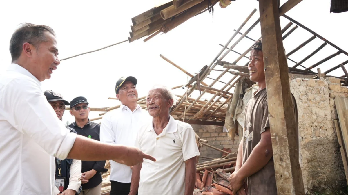 Pj. Gubernur Jabar Bey Machmudin saat meninjau lokasi bencana alam puting beliung di Desa Cimayang, Kecamatan Pamijahan, Kabupaten Bogor, Selasa (3/9/2024).