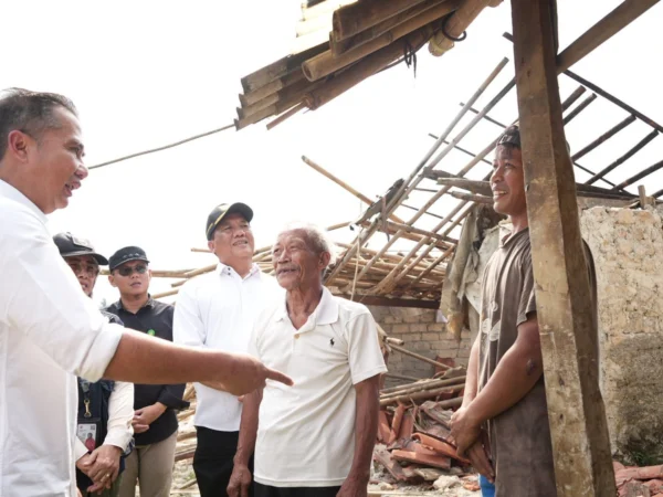 Pj. Gubernur Jabar Bey Machmudin saat meninjau lokasi bencana alam puting beliung di Desa Cimayang, Kecamatan Pamijahan, Kabupaten Bogor, Selasa (3/9/2024).