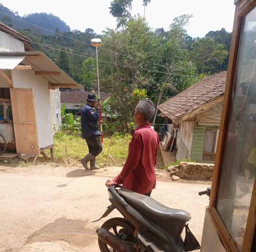 Seorang pria dari pihak pengelola TPPAS Legok Nangka saat melakukan pengukuran ke hulu Sungai Citarik untuk proses pengambilan air dengan cara pipanisasi. (Istimewa)