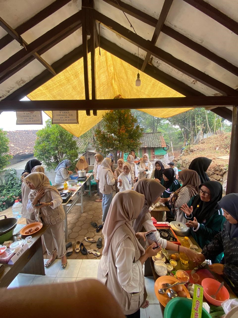 Pelatihan Pembuatan PMT (Foto: Mahasiswa KKN Bhakti Kencana Kelompok 13)