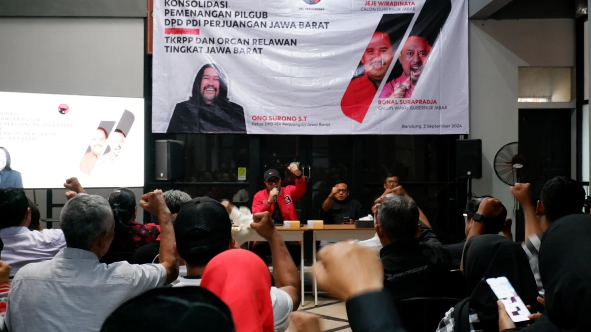 DPD PDI Perjuangan Jabar menggelar rapat konsolidasi pemenangan Pilgub Jabar untuk pasangan Jeje-Ronal dengan organ relawan di Sekretariat TPD Jalan Pelajar Pejuang 45 Bandung, Selasa (3/9).